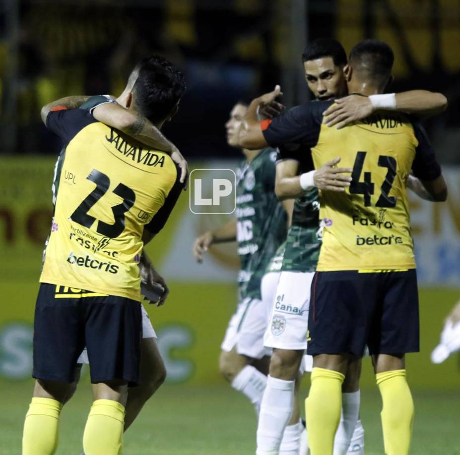 Tras el pitazo final, jugadores del Real España consolaron a los del Marathón.