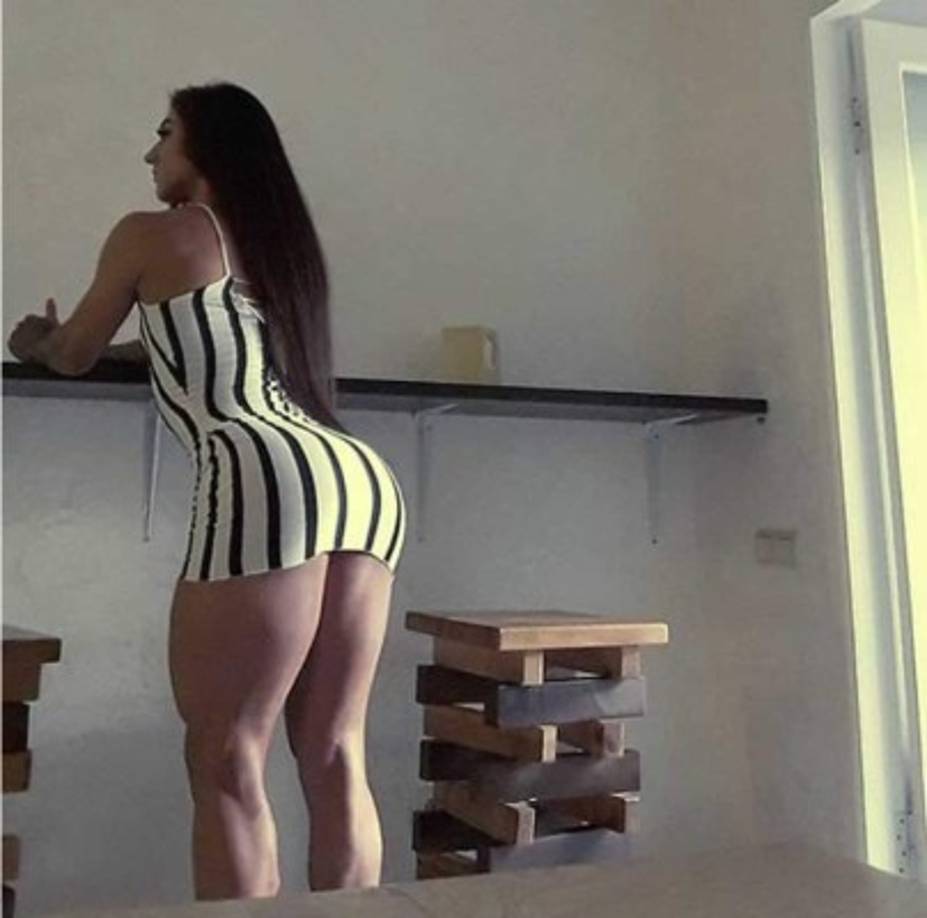 La bella chica pesa 125 libras y mide 157 centímetros.