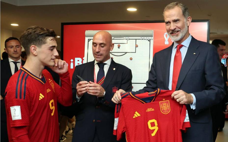 De regalo, el Rey Felipe VI se llevó una camiseta firmada por todos los futbolistas y lo curioso es que la camiseta tenía el número ‘9’, el de Gavi, que hizo un partidazo ante Costa Rica y que con 18 años se convirtió en el más joven en anotar en un Mundial con España y el tercero en general.