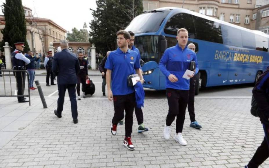 Algo serios llegaron algunos jugadores del Barcelona al hotel de concentración.