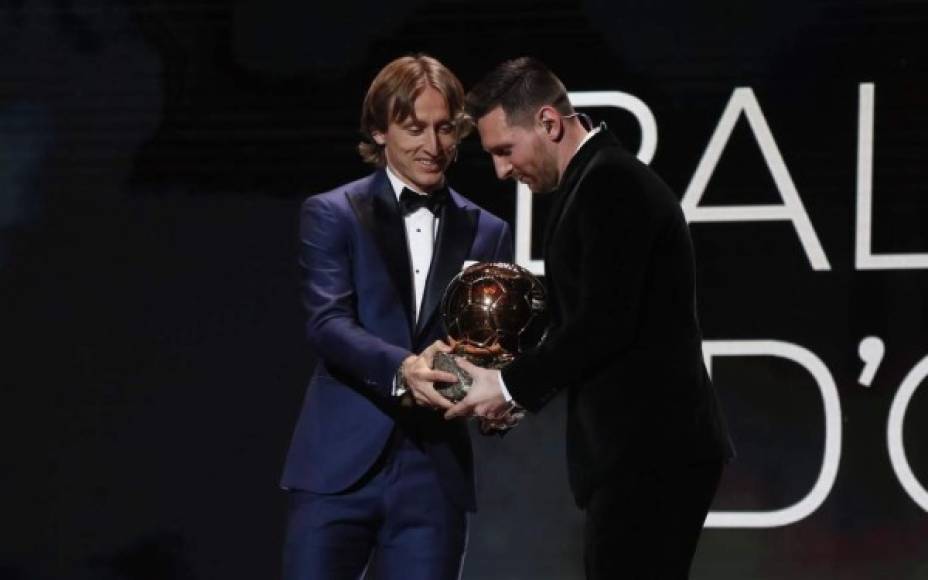 Modric, como el ganador del año pasado, le entregó a Messi en sus manos el Balón de Oro 2019.