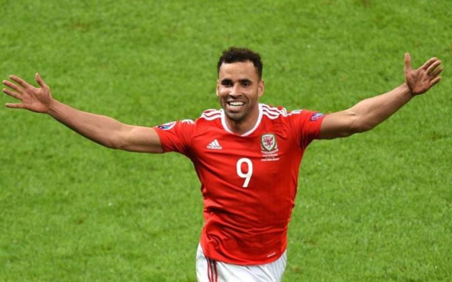 Hal Robson-Kanu sigue libre tras acabar su contrato con el Reading y tras su gran Eurocopa con Gales no le faltan ofertas. Su representante ha afirmado a Daily Mail que el jugador quiere unirse a un buen proyecto y que tiene ofertas de diferentes países por lo que esperará al último día del mercado para decidir su futuro. Uno de los equipo que suenan para hacerse con el delantero es el Hull City.