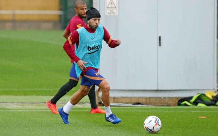 Jordi Alba corriendo por el balón en el colectivo de este miércoles.