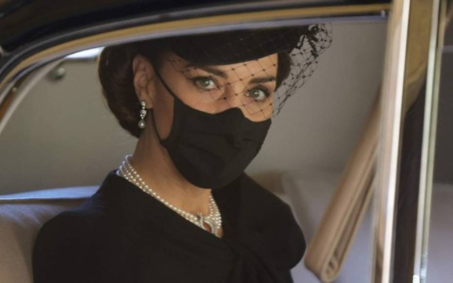 La duquesa de Cambridge, Kate Middleton, se convirtió en una de las protagonistas del momento más esperado en el funeral del príncipe Felipe, esposo de la reina Isabel II, que fue despedido ayer por los miembros de la realeza británica en una íntima ceremonia por las restricciones de la pandemia de coronavirus en el Reino Unido.