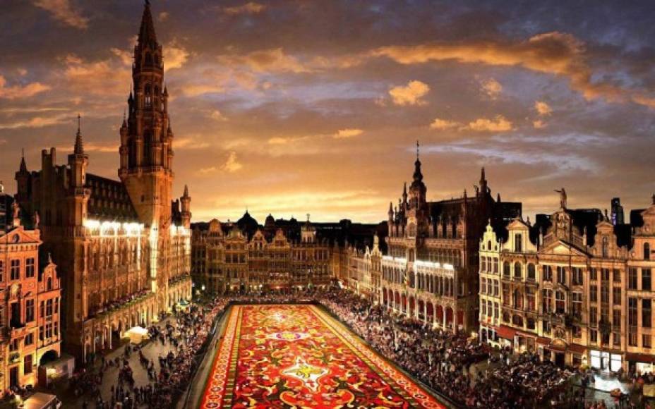 Bruselas es una ciudad cosmopolita que goza de tener una de las plazas más bonitas del mundo: la Gran Plaza. <br/><br/>En esta ciudad de elegante paisaje se pueden degustar la cerveza y los chocolates más exquisitos del mundo.