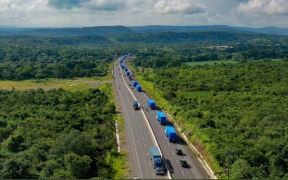 Estos primeros 16 contenedores quedaron resguardados en la 105 Brigada de San Pedro Sula después de ser desaduanados ayer en Puerto Cortés.