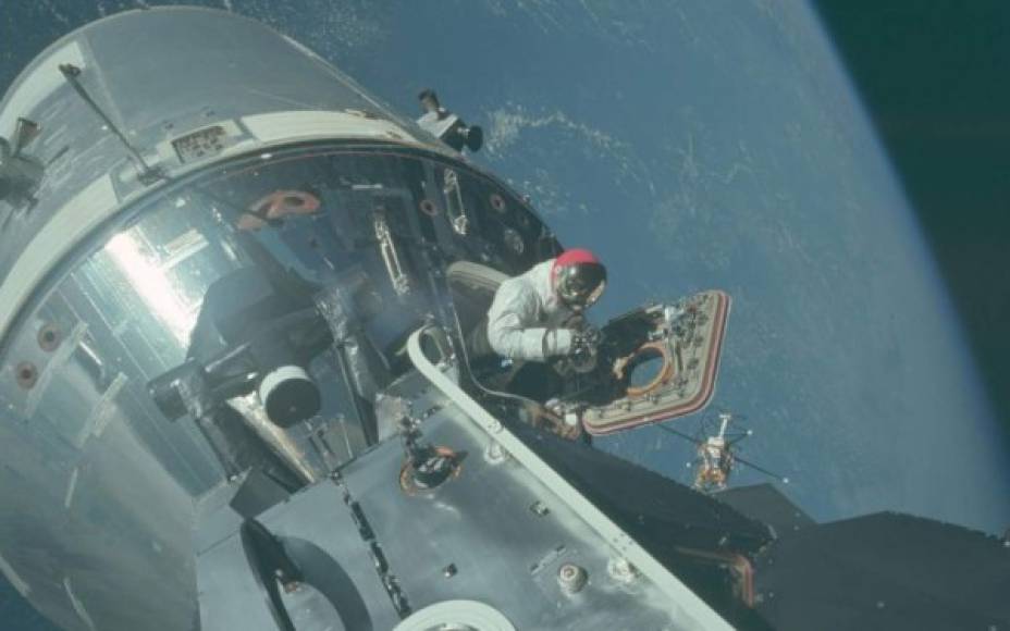 Un astronauta sale por una de las escotillas durante una misión de Apolo 17.