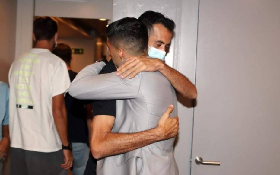 Luis Suárez y un emotivo abraza con Sergio Busquets, uno de los capitanes del Barcelona.