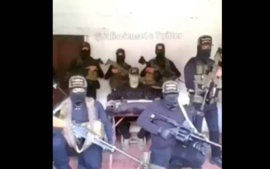 En el video se muestra a Oseguera rodeado por varios encapuchados con armamento de alto poder exigiendo que la cobertura de la guerra entre carteles en Michoacán sea 'pareja'.