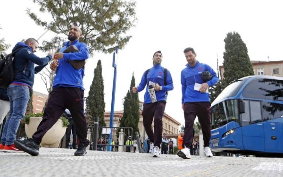 Arturo Vidal, Messi y Luis Suárez bajaron juntos del autobús camino al hotel.