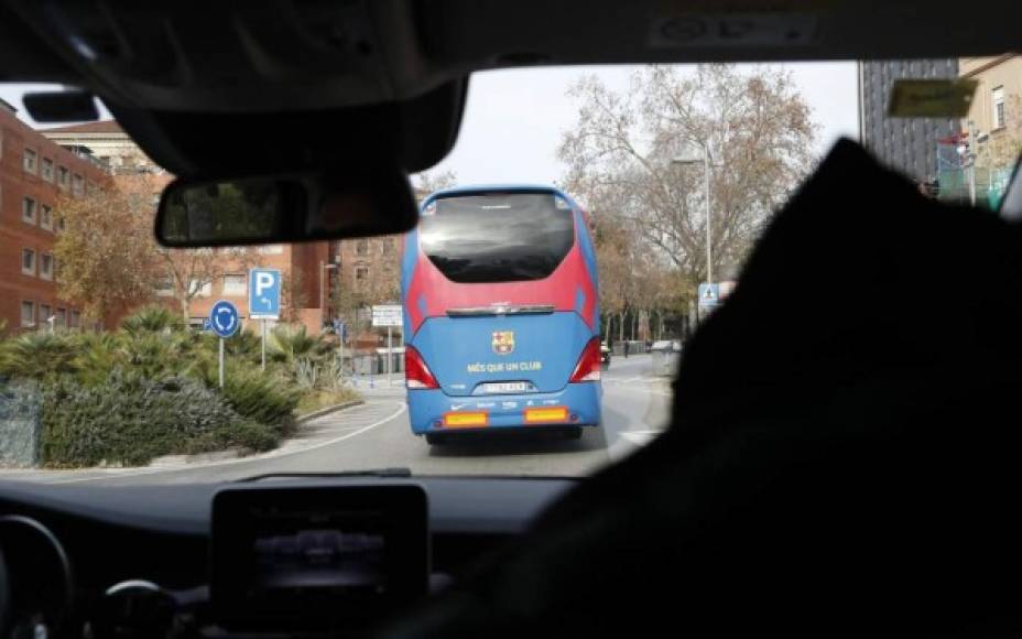 Tras la llegada del autobús del Real Madrid al hotel, minutos después lo hizo el del FC Barcelona.