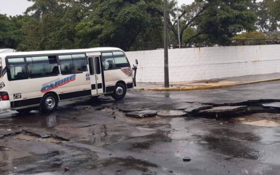 En la 13 calle del barrio Paz Barahona, el agua levantó el asfalto y dañó parte del tramo carretero.