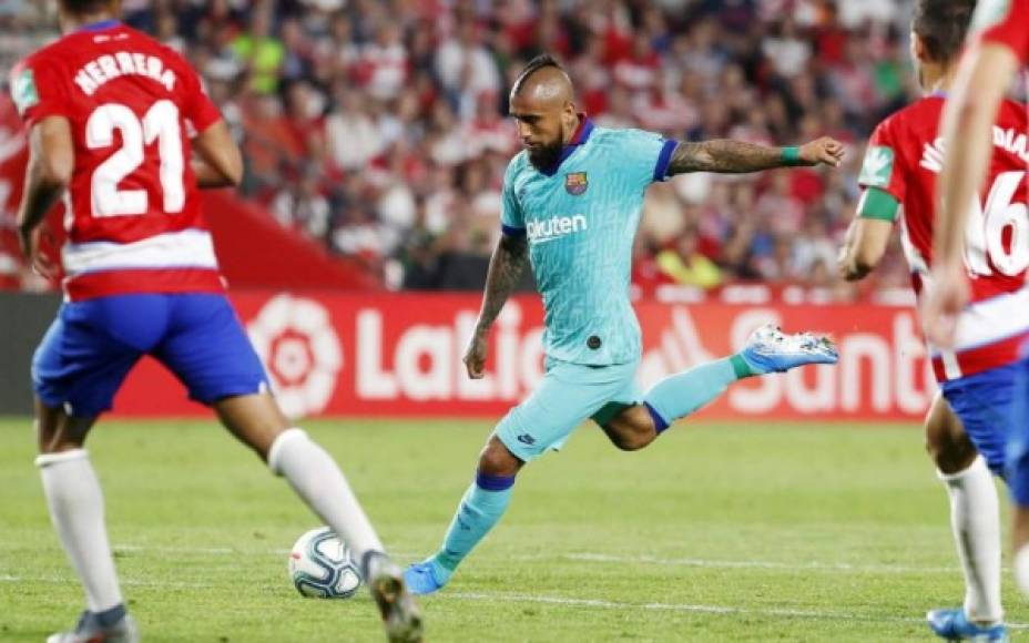 Arturo Vidal fue el tercer cambio del Barcelona contra el Granada.