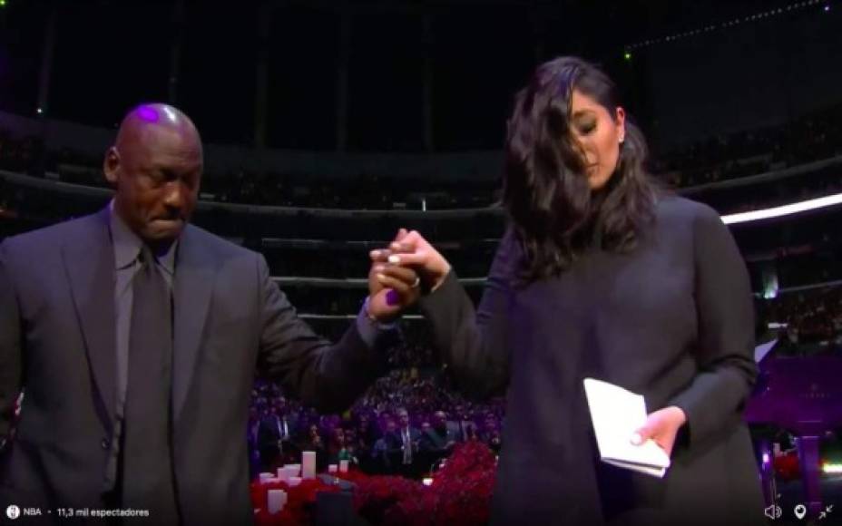 Michael Jordan ayudó a Vanessa Bryant a bajar del escenario, luego de dedicar unas palabras a Kobe y su hija 'Gigi'.