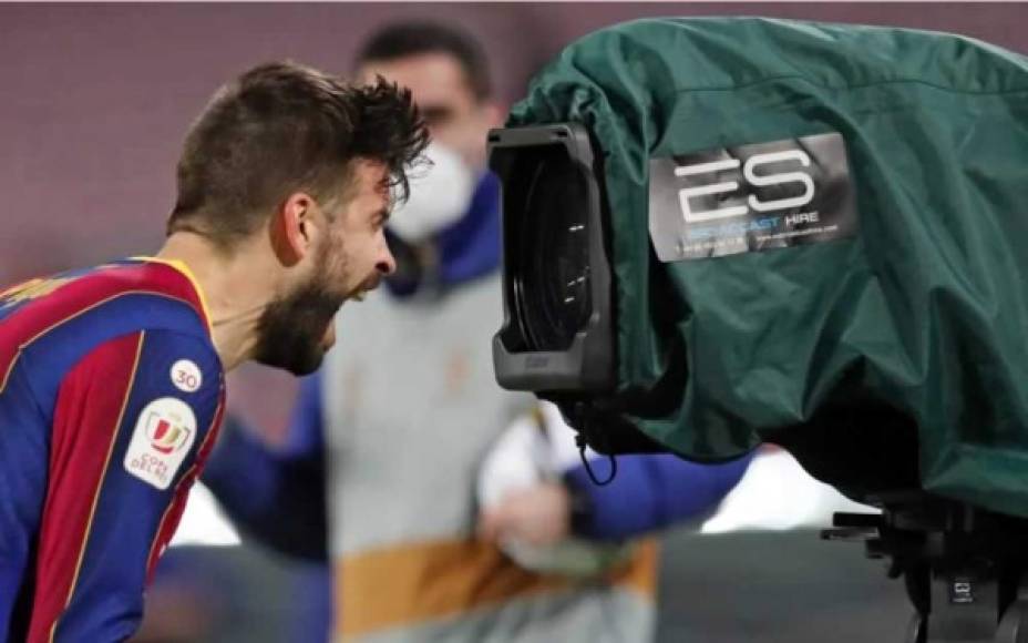 Piqué celebró su gol frente a una cámara de televisión.