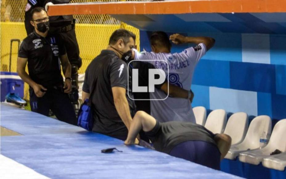 Edwin Rodríguez preocupó al abandonar el estadio lesionado y con ayuda del staff de la Selección de Honduras. Foto Jefry Ayala