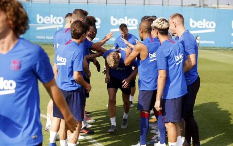 Y es que antes de comenzar el entrenamiento, los nuevos fichajes del Barcelona tuvieron que pasar por un pasillo en donde los jugadores los esperaron con 'pataditas'.