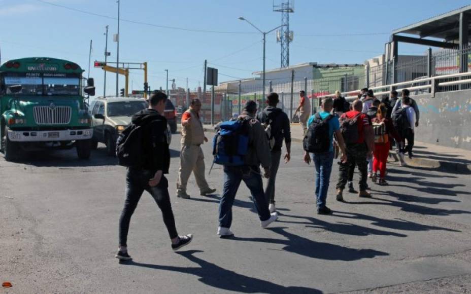 En tanto, miles de migrantes siguen avanzando por el norte de México hacia Estados Unidos.