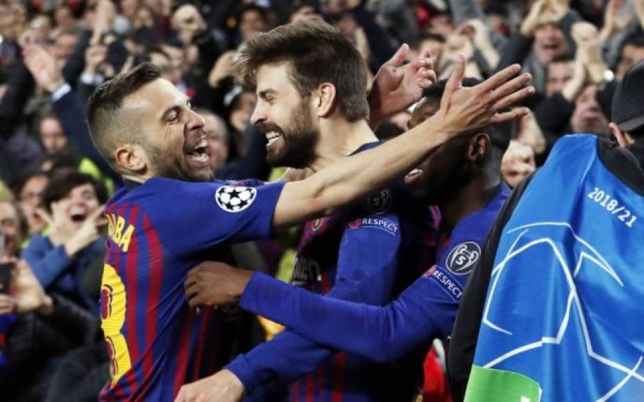 Piqué celebrando su gol con Jordi Alba y Ousmane Dembélé.