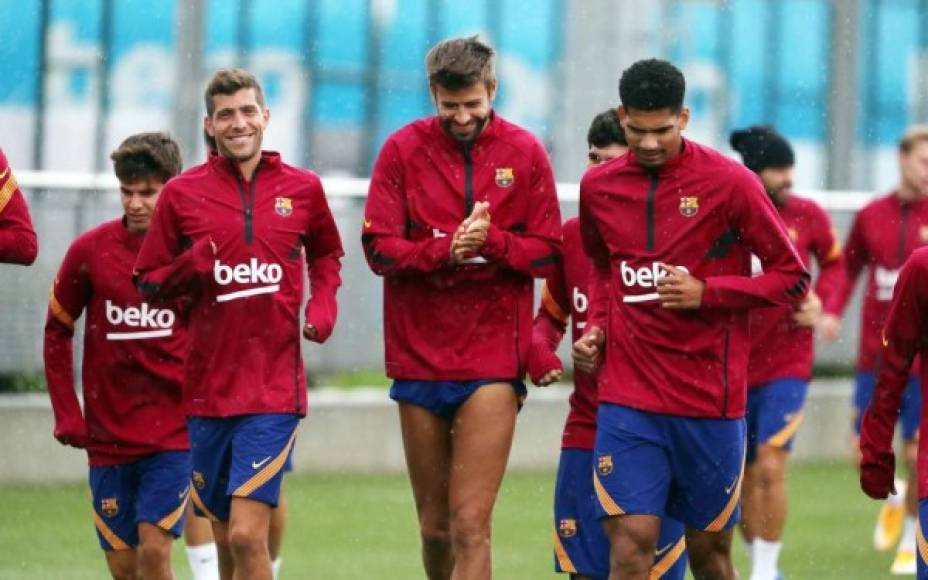El entrenamiento se realizó en el campo 2 de la Ciudad Deportiva Joan Gamper bajo una intensa lluvia que no ha dado tregua en Barcelona.