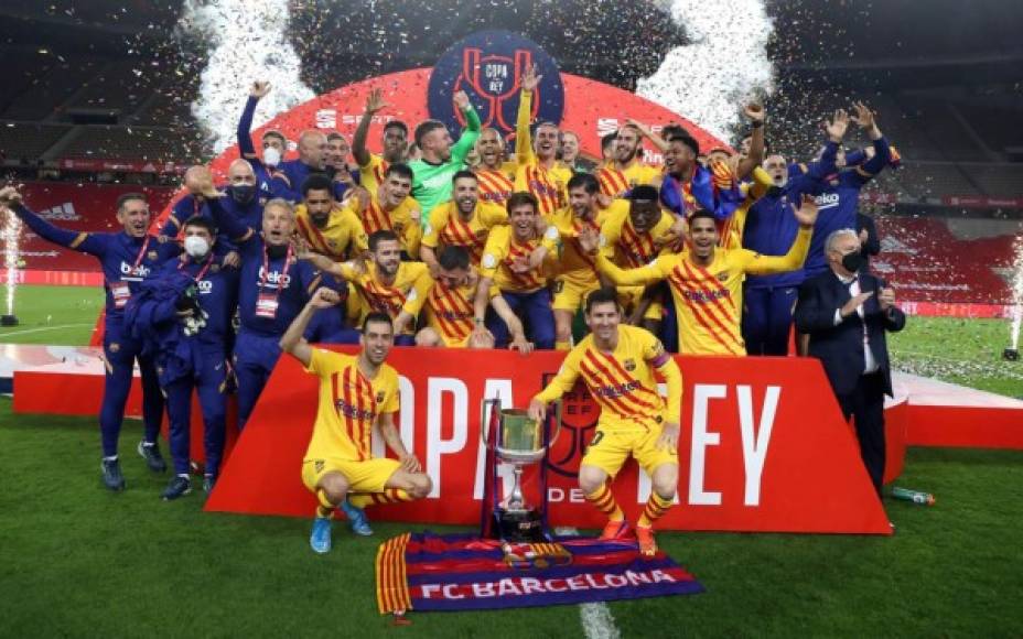 Los jugadores del Barcelona celebrando con el trofeo de la Copa del Rey. “Campeones, campeones”...