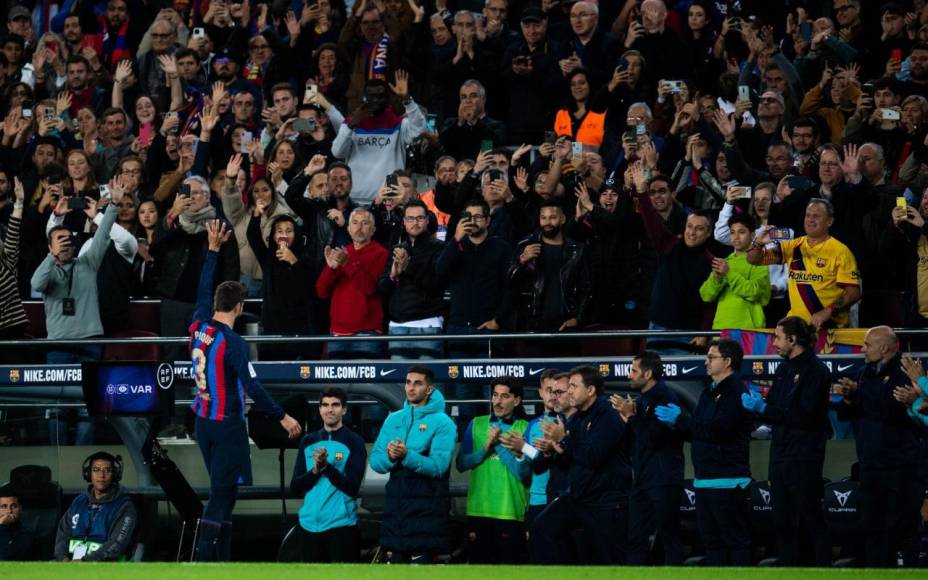 Gerard Piqué se fue del campo bajo una enorme ovación y aplausos de la afición del Barcelona en el Spotify Camp Nou.