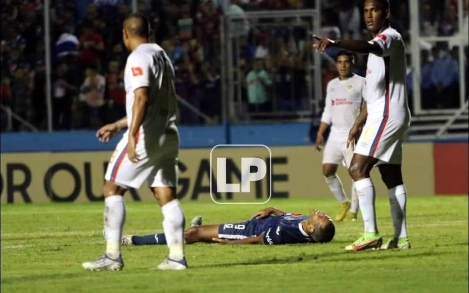 Eddie Hernández, tendido en el suelo tras resentirse de un golpe.