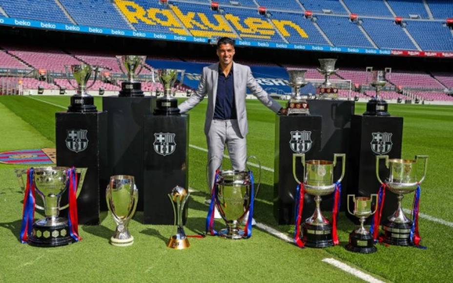 Luis Suárez posando en el Camp Nou con los títulos que conquistó en el Barcelona, fueron 13.