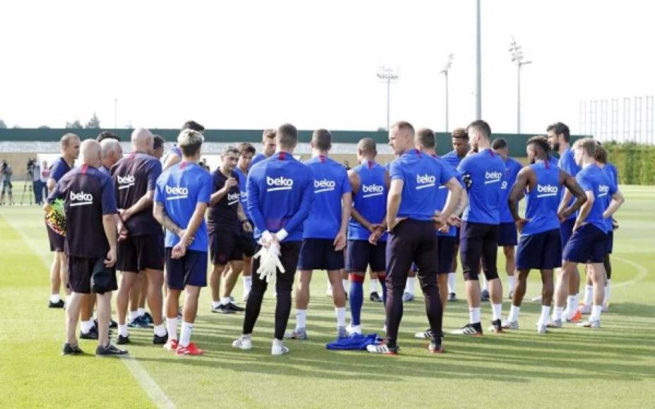 El Barcelona 2019-20 se puso en marcha este lunes con el primer entrenamiento de la pretemporada que contó con el francés Antoine Griezmann, el holandés Frenkie de Jong, y el brasileño Norberto Murara 'Neto', los tres fichajes que la entidad ha anunciado hasta la fecha, como caras nuevas de la plantilla del primer equipo.<br/>