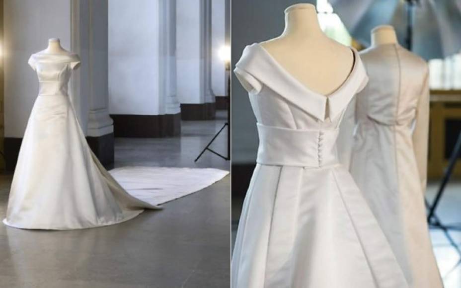 La futura reina eligió al diseñador sueco Pär Engsheden para la confección de su traje nupcial, hecho en seda color marfil y una cauda de 5 metros. <br/><br/>Su principal distintivo con respecto a otros vestidos reales es la ausencia de bordados o pedrería, lo que le valió alabanzas.