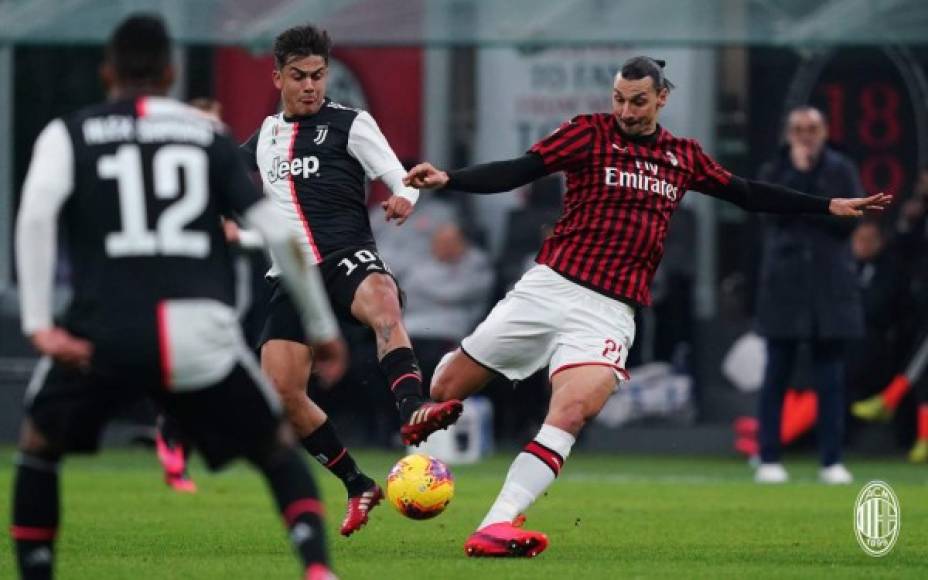 Paulo Dybala intenta impedir un disparo de Zlatan Ibrahimovic. Foto @ACMilan