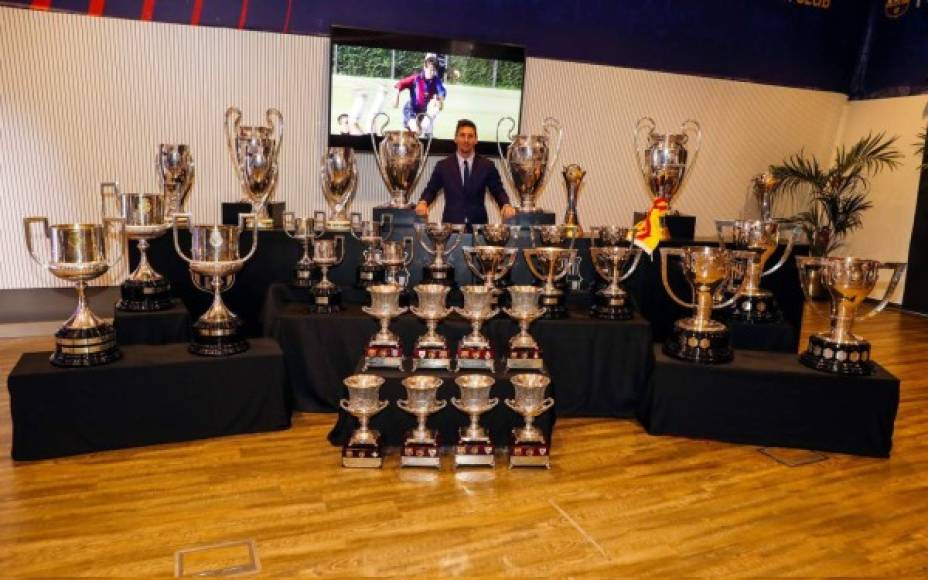 Messi quiso fotografiarse con los títulos que ha conquistado en su exitosa carrera como azulgrana. El astro argentino conquistó 35 títulos.<br/><br/>