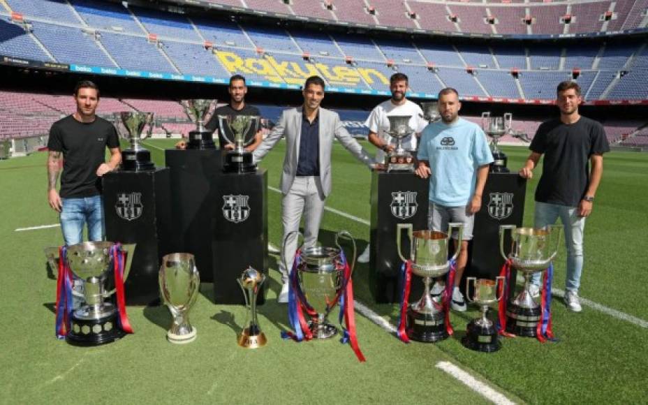 Messi no pudo faltar en la despedida de Suárez. El argentino, mejor amigo del uruguayo, se fotografió con Luis junto a Piqué, Busquets, Sergi Roberto, Jordi Alba y los trofeos.