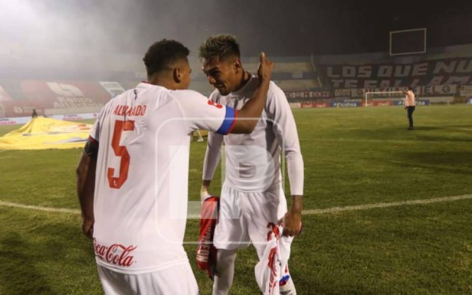 Ever Alvarado y Mayron Flores festejando el triunfo del Olimpia.