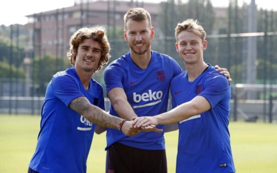 Griezmann posó junto a Neto y De Jong, los nuevos refuerzos del Barcelona.