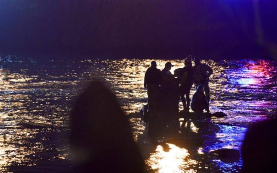 Desesperados migrantes se lanzan al río Bravo y son rescatados por autoridades mexicanas