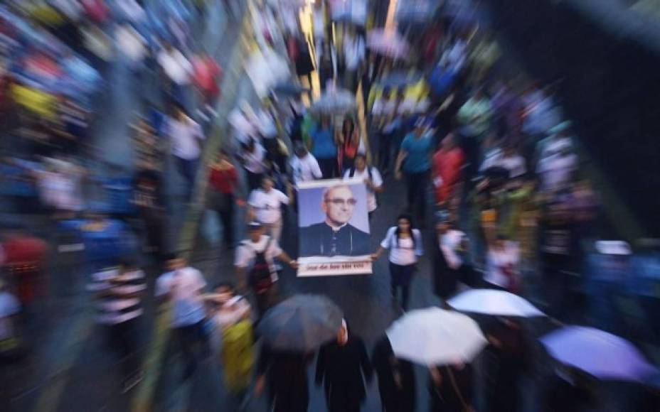 Unas 3.000 personas acudieron en las últimas horas en la capital salvadoreña a la Procesión de la Luz en homenaje a monseñor Óscar Arnulfo Romero. Foto AFP.
