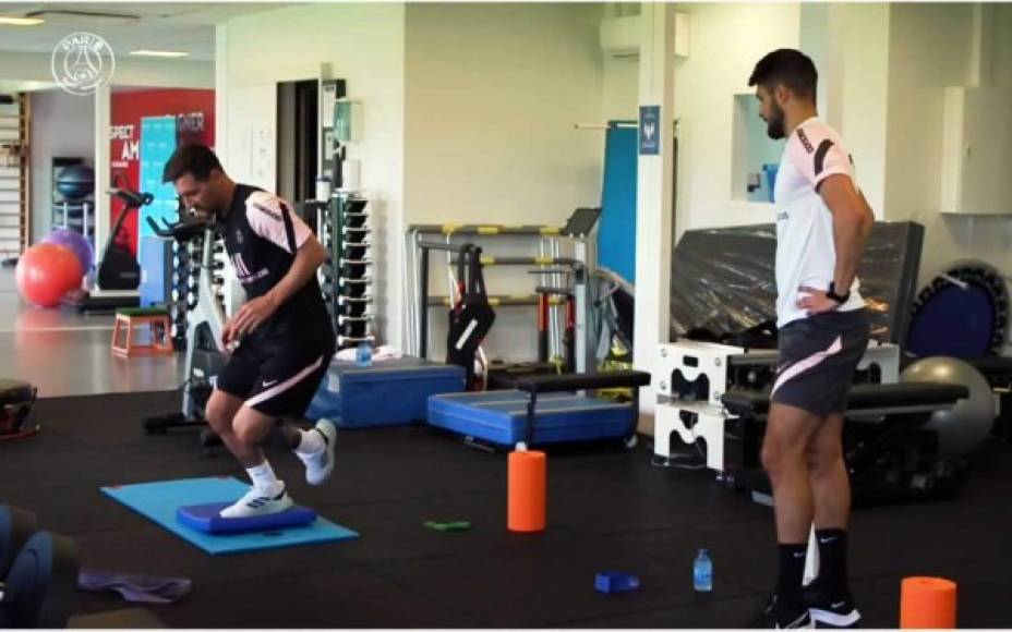 El goleador argentino siguió con sus trabajos de gimnasio para luego pasar a la cancha.