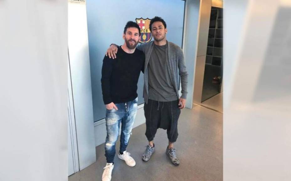 Otro motivo es porque Neymar quiere jugar con Messi. Desde que el crack brasileño se fue del Barcelona, en 2017, que ambos desean volver a compartir una cancha. Lío hizo fuerza para el regreso de Ney al club catalán en varias ocasiones, pero no se dio.