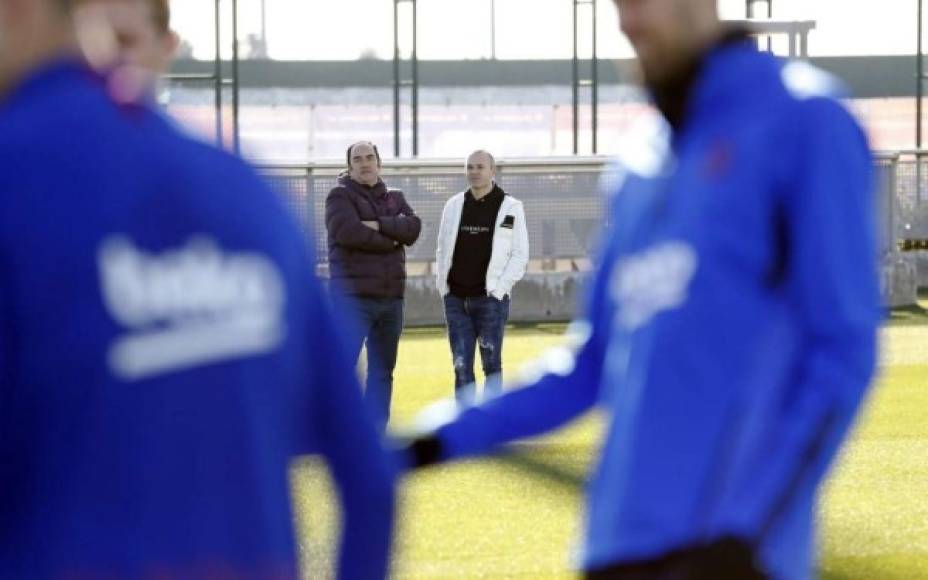 Andrés Iniesta acudióa las instalaciones del Barcelona en Sant Joan Despí para ver a sus ex compañeros.