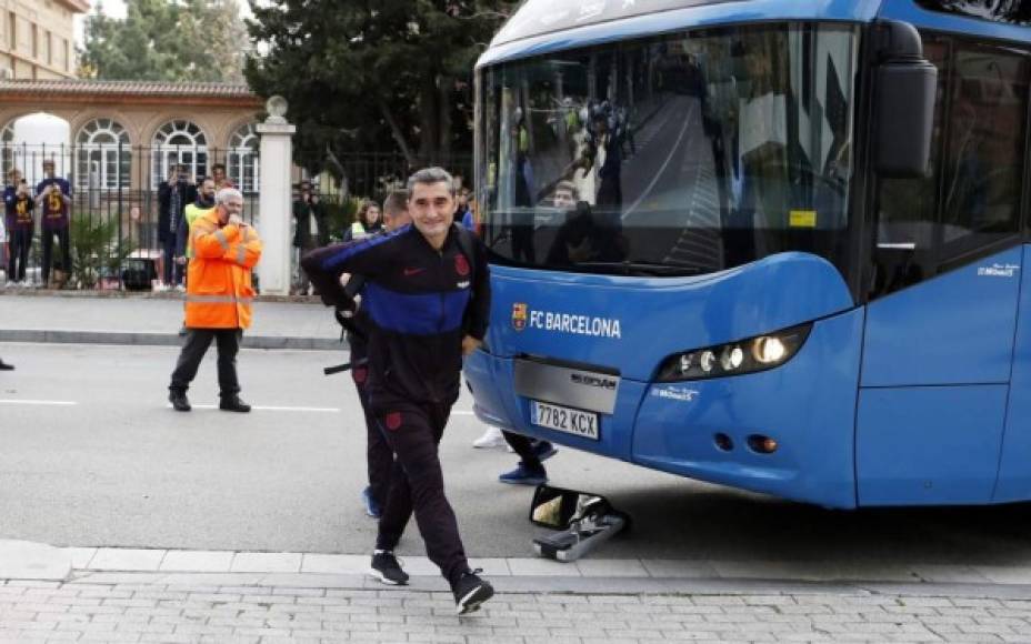 Ernesto Valverde el arribar al hotel de concentración.