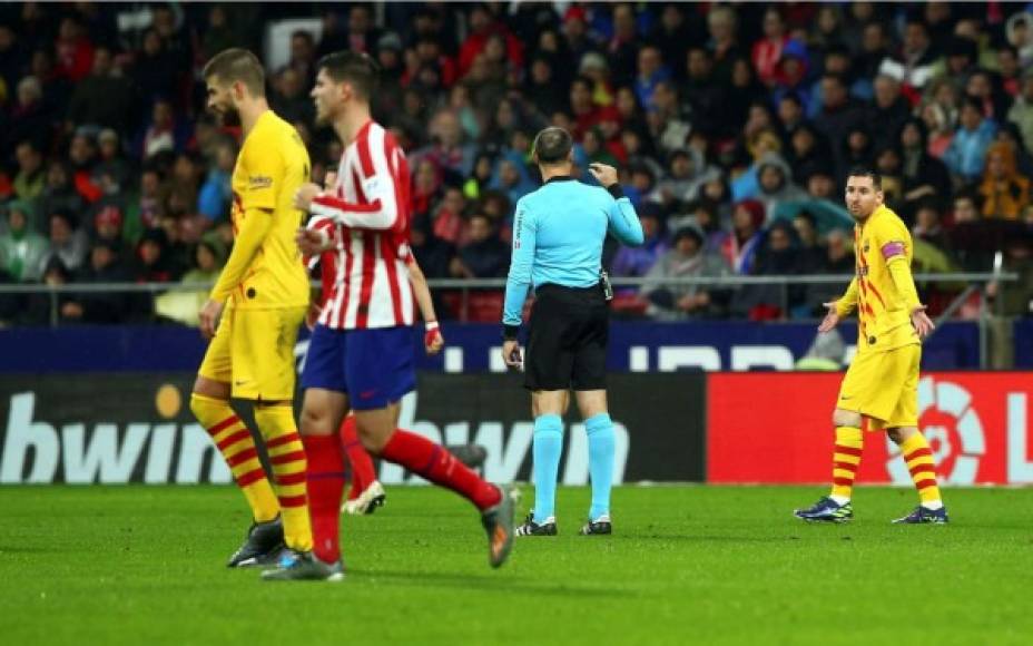 Messi también le reclamó al árbitro español Antonio Mateu Lahoz.