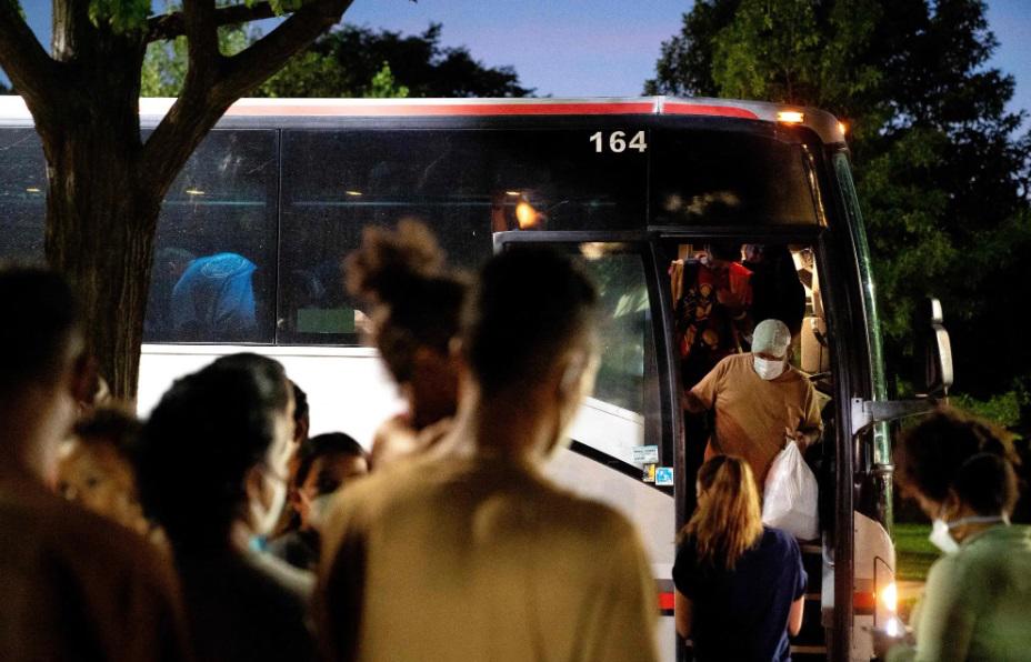 El gobernador de Texas envía el primer autobús con inmigrantes a Filadelfia