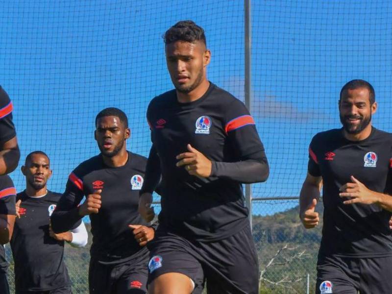 Alex López ha estado entrenando con el Olimpia de Pedro Troglio para mantenerse en forma.