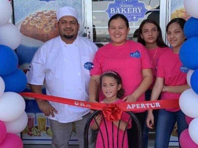 Johana Linarez, su esposo Joel Ayala y sus hijas en la inauguración de 'Johanas Bakery'.
