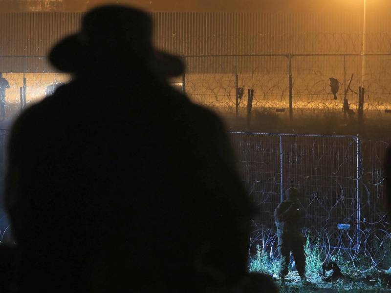 Los militares texanos bajan hasta el río Bravo para repeler a los migrantes que acampan a las orillas del afluente.