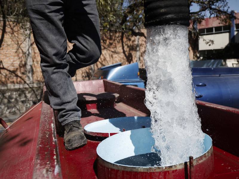 Residentes de la Ciudad de México reciben agua de camiones cisterna.
