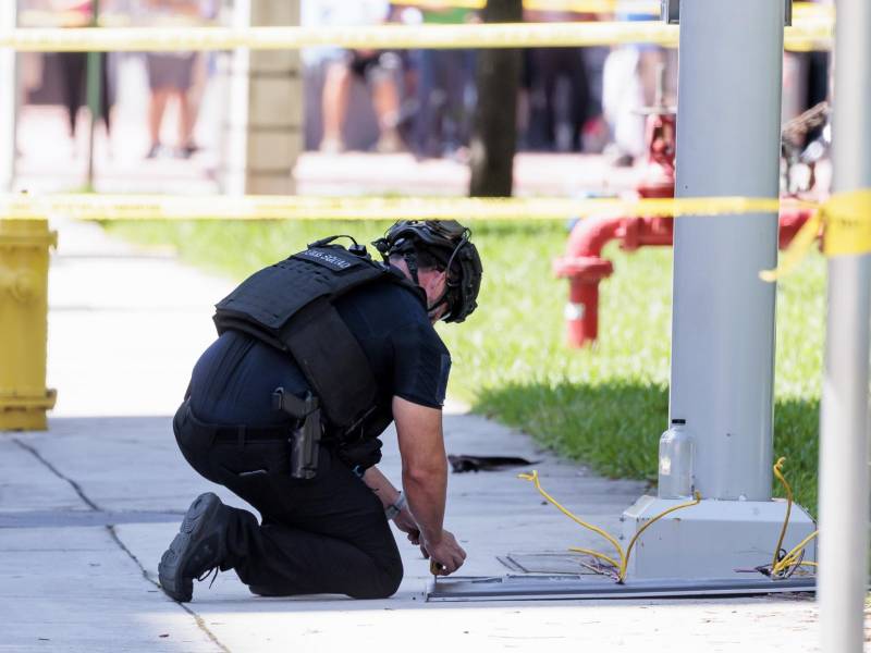 Los oficiales fueron trasladados de urgencia a un hospital cercano, donde se encuentran actualmente en estado crítico, recogió hoy el medio local Spectrun News 13.