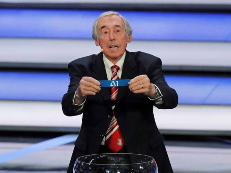 Foto de archivo del exfutbolista inglés Gordon Banks mientras participa en la ceremonia del sorteo de la Copa del Mundo FIFA de fútbol en el Palacio del Kremlin en Moscú (Rusia) el 1 de diciembre de 2017. EFE/Archivo