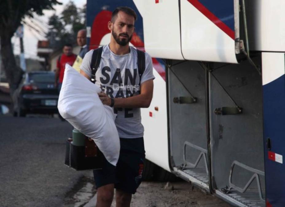 Nicolás Del Grecco, defensa argentino del Olimpia, llegó con su respectiva almohada.